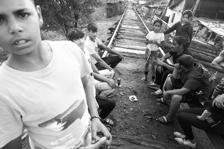 A betting game in the shanty town &quot;Craica&quot;, Baia Mare, Romania. September, 2023.